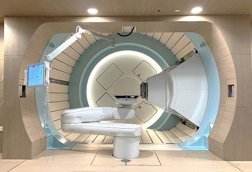 シンガポール国立がんセンターで陽子線がん治療システムが稼働開始：日立