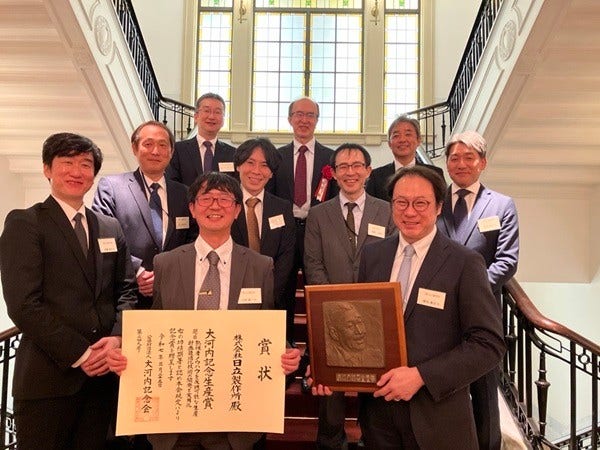 [画像]贈賞式に出席した関係者