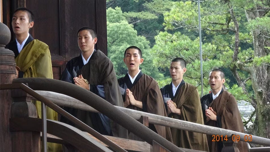 Uma Entrevista com um Monge que Usa Saltos: Como Criar um Local de Trabalho Inclusivo para Pessoas LGBTQ+?