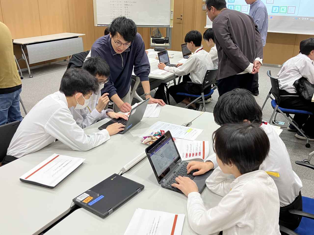 画像3: グループワークの様子 各グループに社員がつくので安心！
