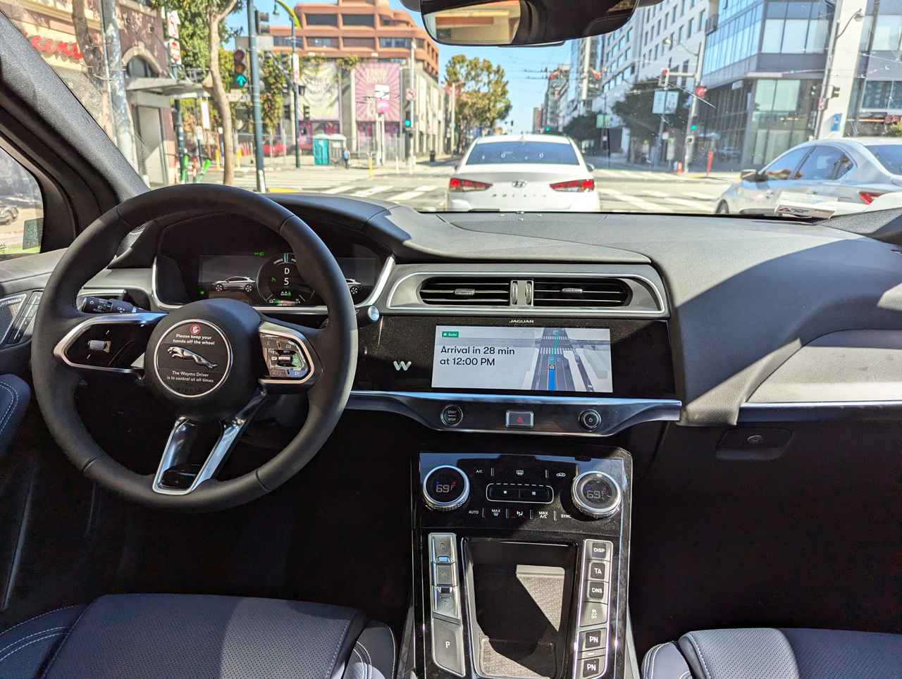 画像: ウェイモ無人運転タクシー（写真：海部美知）