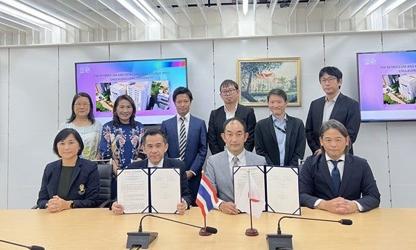 [image]Photo at the signing ceremony