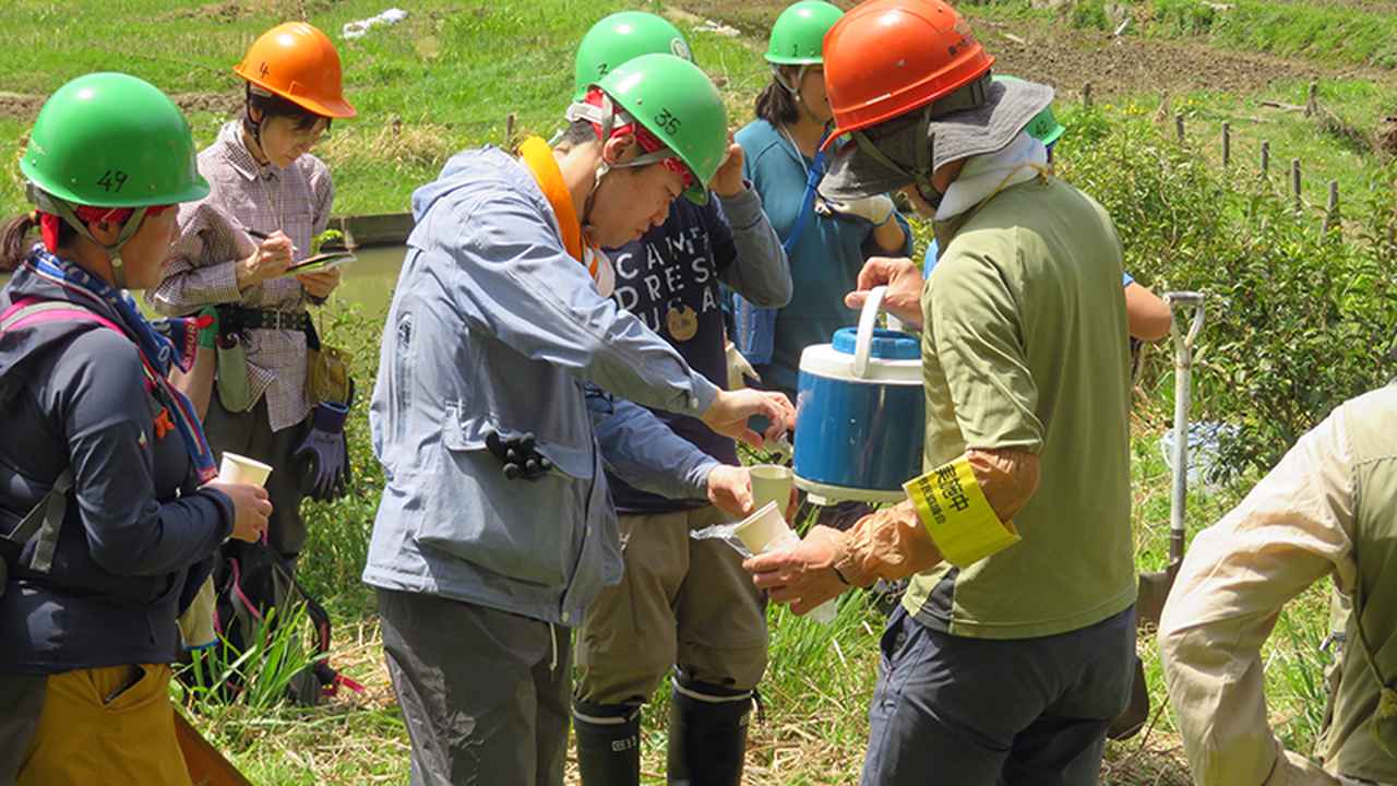 画像: 熱中症対策で水分を取りながら活動