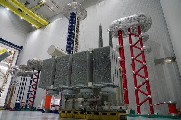 日立エナジーが世界初の765kV天然エステル絶縁油入変圧器の試験に成功