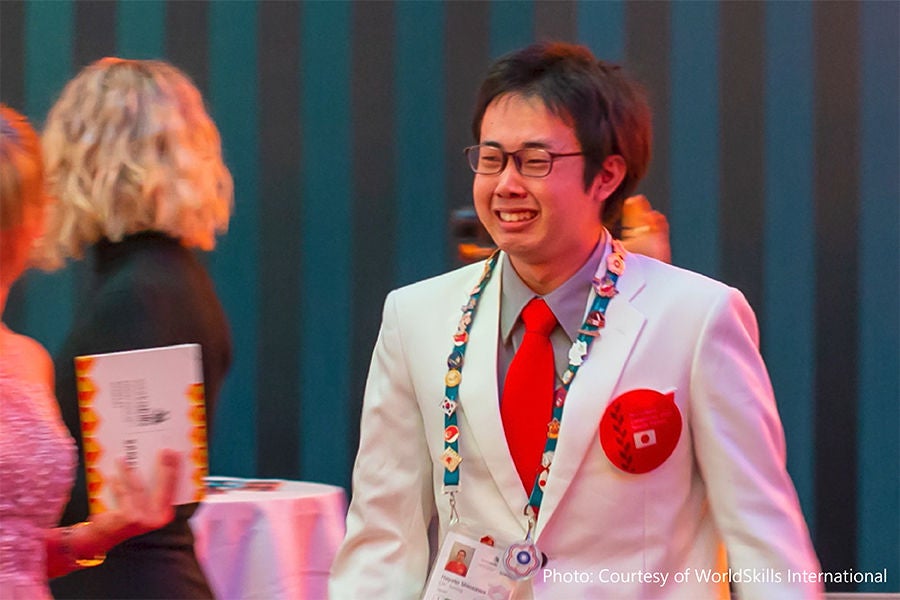 日立の人：「メダルを持って日本に帰る」 旋盤技術者の「技能五輪」へ