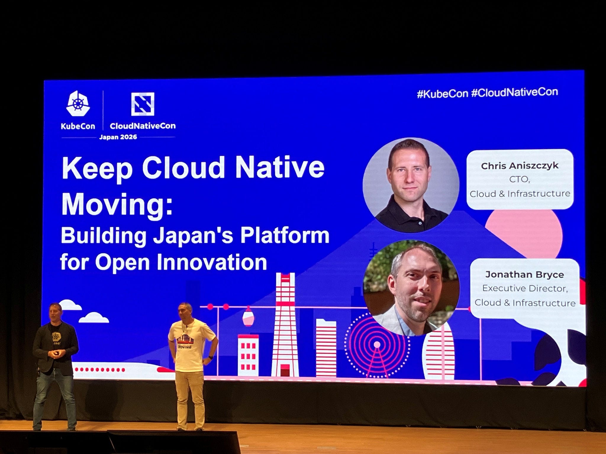 キーノートのオープニングを飾るCNCF幹部陣 Chris Aniszczyk 氏 (CTO)と Jonathan Bryce 氏 (CEO)