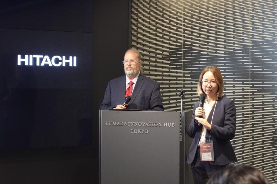 画像: Lumada Business Awardで表彰されるモンロー氏とヤン氏。授賞式でモンロー氏は「一社単独では成し得ない課題解決に“One Hitachi”で挑戦できたことをうれしく思います。その挑戦が評価され、今回の受賞に至ったことを誇りに思います」とコメント。ヤン氏も「研究開発部門として、日立のビジネスに具体的な価値を提供し、その成果が受賞という形で認められたことを大変光栄に感じています」とコメントして喜びを示した