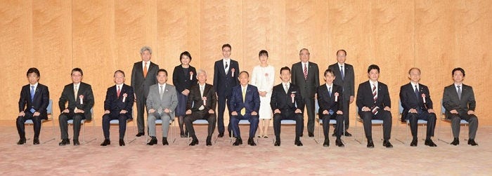[画像]前列 中央:菅 義偉内閣総理大臣、右から二人目:株式会社日立製作所 執行役常務 鈴木 教洋
