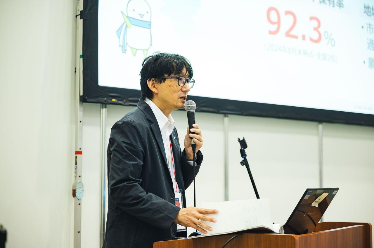画像: プレゼンテーションに登壇する養父市経営企画部デジタルファースト課 課長 安達 洋道 氏