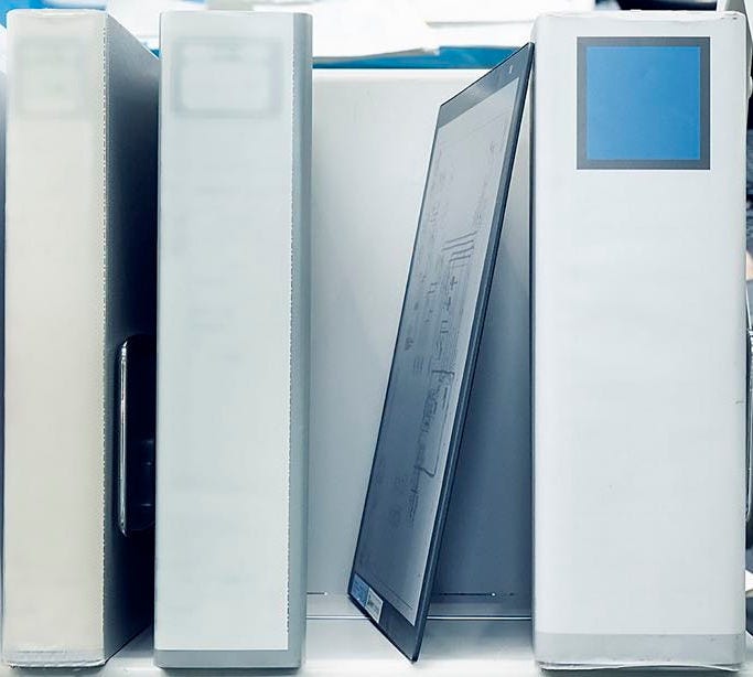 画像: 紙のファイルと比べると電子ペーパーによる省スペース化は一目瞭然