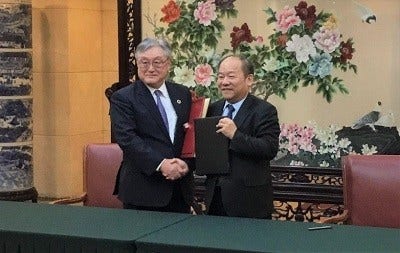 [画像]覚書に署名した日立の東原社長と国家発展改革委員会の寧副主任