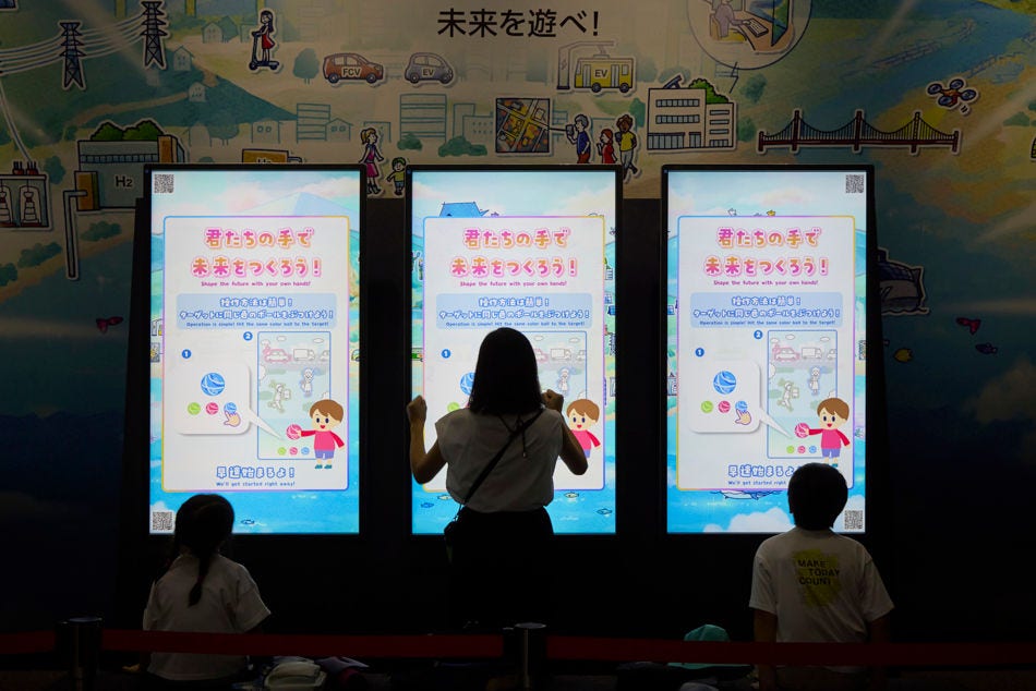 Mirai Arcadeでゲームをプレイする家族。