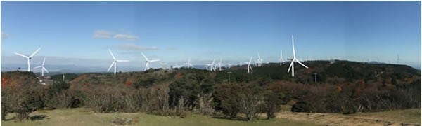 [画像]『新青山高原風力発電所』(40基)の全景(青山高原三角点からの眺望) (提供：株式会社青山高原ウインドファーム)