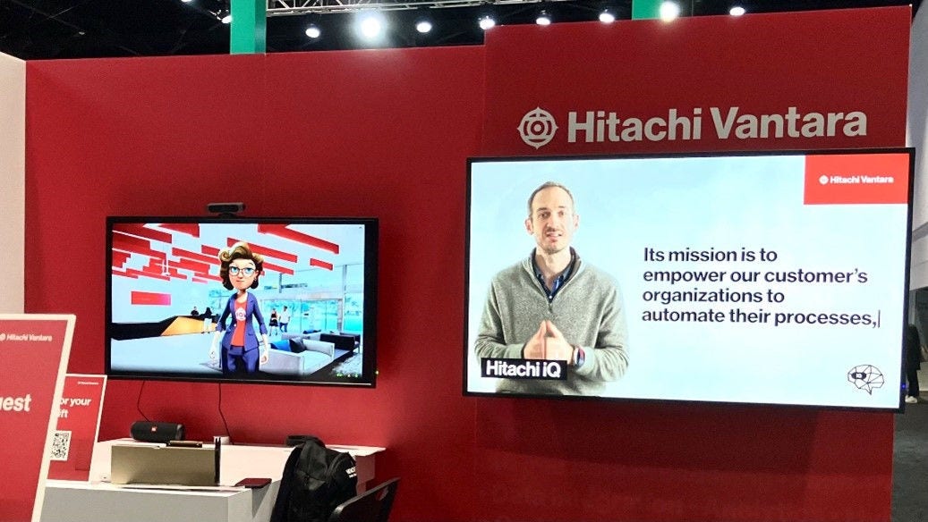 画像: 写真：Hitachi VantaraのGTCでのブースの様子。左がIRISで、参加者はリアルタイムでの会話が楽しめる。右はCTO of AIの Jason氏によるHitachi iQの紹介ビデオ。