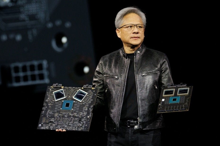 画像: 写真：基調講演にて、新たに発表したBlackwellを披露するジェンスン フアン氏 nvidianews.nvidia.com
