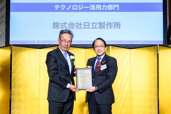 [画像]左:株式会社日本経済新聞社 代表取締役社長 長谷部 剛氏、右:株式会社日立製作所 代表執行役 執行役専務 CHRO兼人財統括本部長兼コーポレートコミュニケーション責任者 中畑 英信