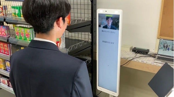 [画像]日立工業専修学校の生徒がCO-URIBAで最先端決済を体験する様子