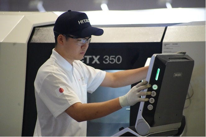 [画像]「CNC旋盤」職種で銀メダルを獲得した片野選手