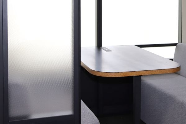 [画像]太陽光パネルから回収した板ガラスを再利用した会議ブースの試作品(内装)