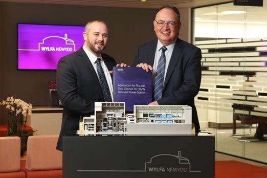 [画像](左:英国原子力規制庁 アンディー・ベバン原子力サイトライセンスマネージャー、右:ホライズン社 アンソニー・ウェブ取締役)