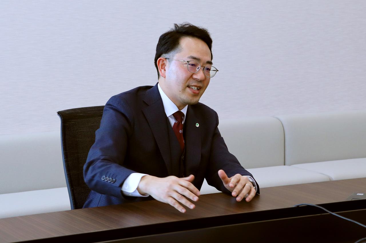 画像: 移動制約者ご案内業務支援サービスの事業を担当する、肥田拓也さん
