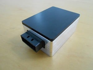 [画像]今回新たに開発した77GHz前方ロングレンジミリ波レーダー(奥行き:30mm、高さ:60mm、横幅:45mm)