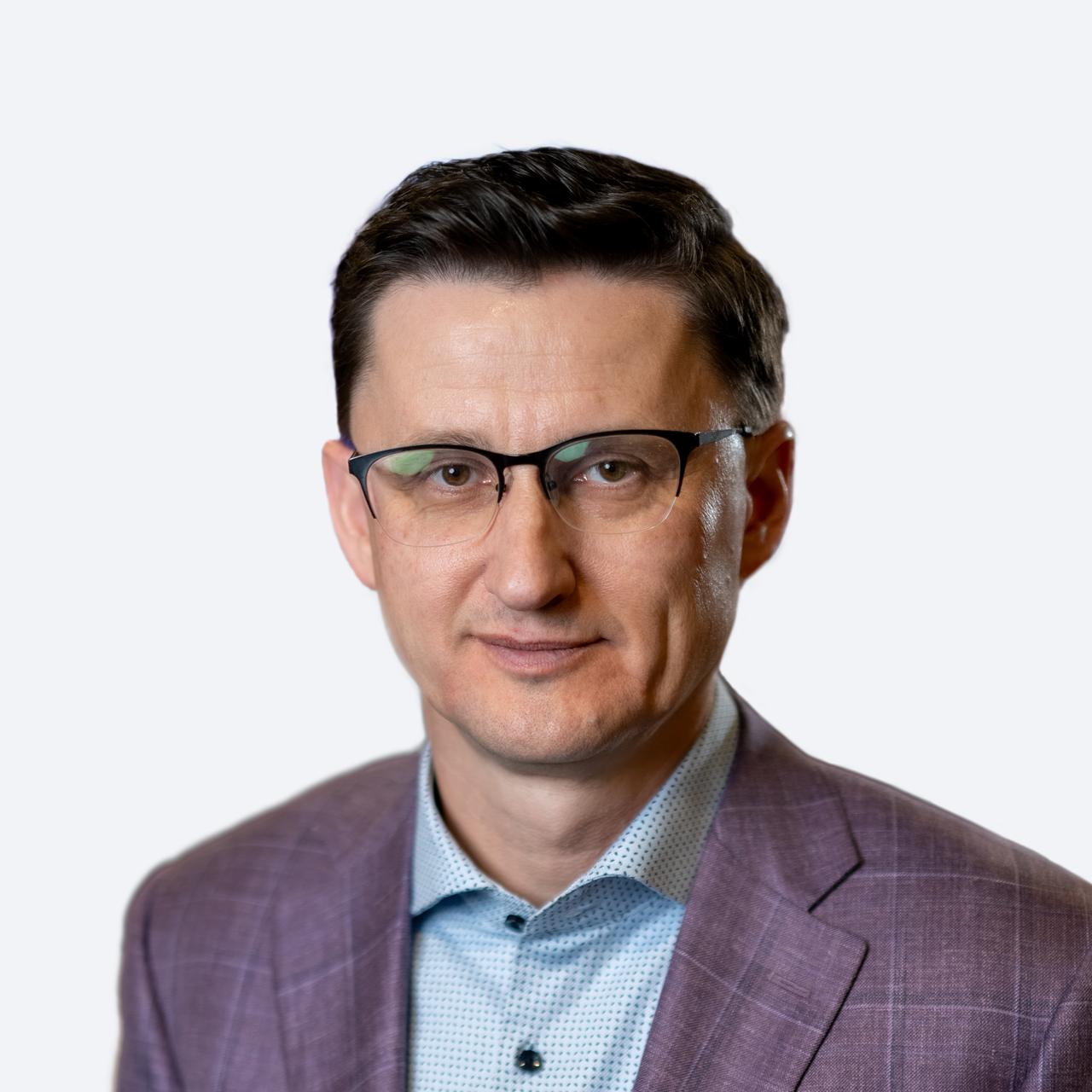 執筆者：Yuriy Yuzifovich