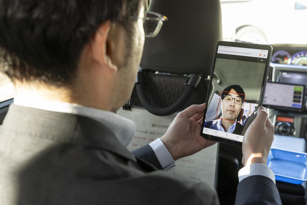 画像：デジタルチケット利用時は、タクシー車内の端末に顔をかざして、暗証番号を入力するだけ。手ぶらで出掛けられる手軽さが支持されている
