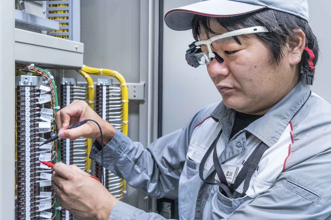 画像: スマートグラスを使った作業の様子