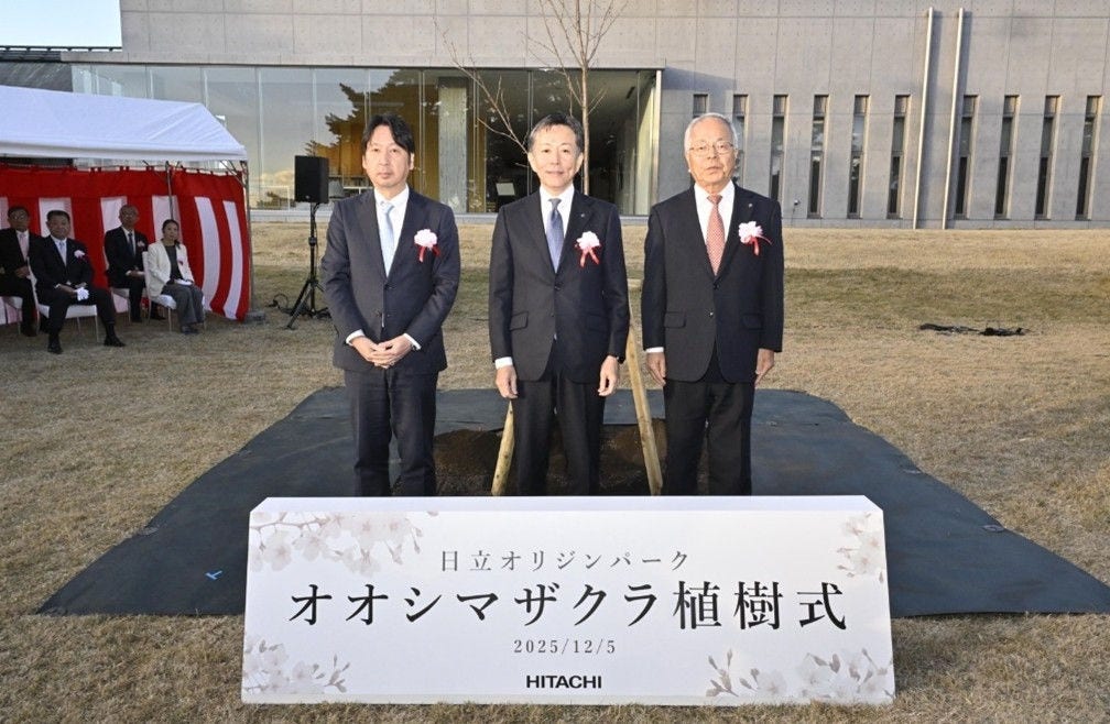 日立オリジンパークにおける植樹式の様子(左から、ＪＸ金属株式会社 林陽一氏、株式会社日立製作所 德永俊昭、日立市 梶山隆範氏)