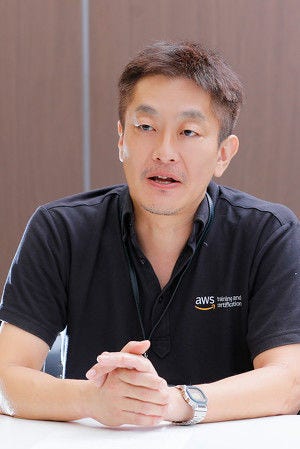 画像: テクノロジースペシャリスト、三木隆史氏（日立製作所 マネージド＆プラットフォームサービス事業部 チーフクラウドアーキテクト）。日立グループの"AWS Guru"として活動。AWS Ambassadorのほか、AWS Authorized Instructorの肩書も持つ