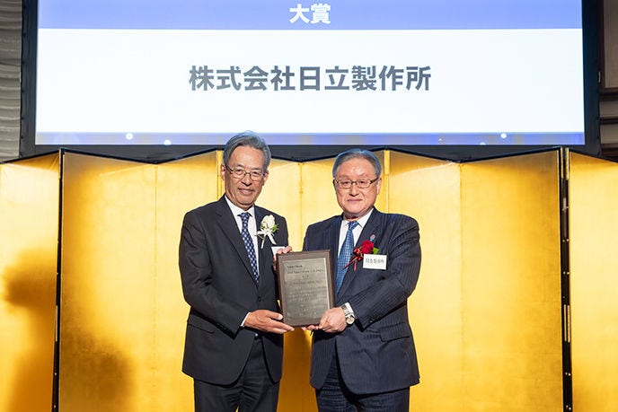 [画像]左：株式会社日本経済新聞社 代表取締役社長 長谷部 剛氏、右：株式会社日立製作所 取締役会長 代表執行役 東原 敏昭