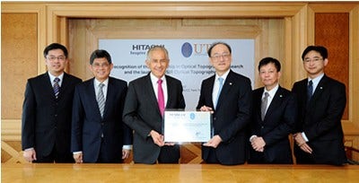 [画像]マレーシアにおける拠点設立合意セレモニー(中央左:ペトロナス工科大学　Abdul Rahim Hashim副学長、中央右:日立製作所　鈴木教洋執行役常務)