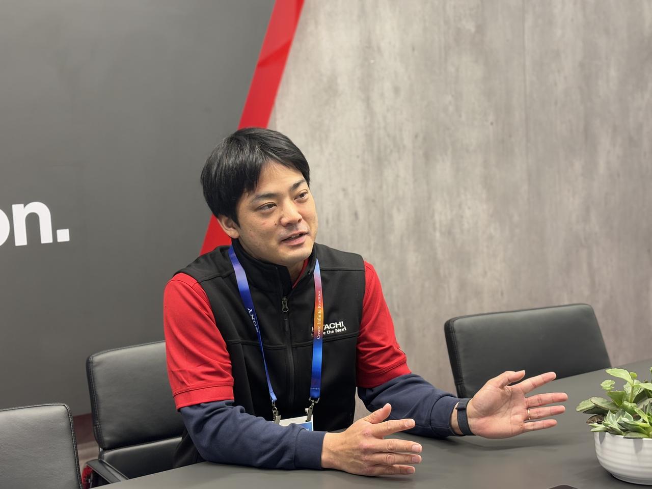 画像: 設備監視ソリューション "Hitachi Intelligent Infrastructure Monitoring"を担当されている新井隆正さん