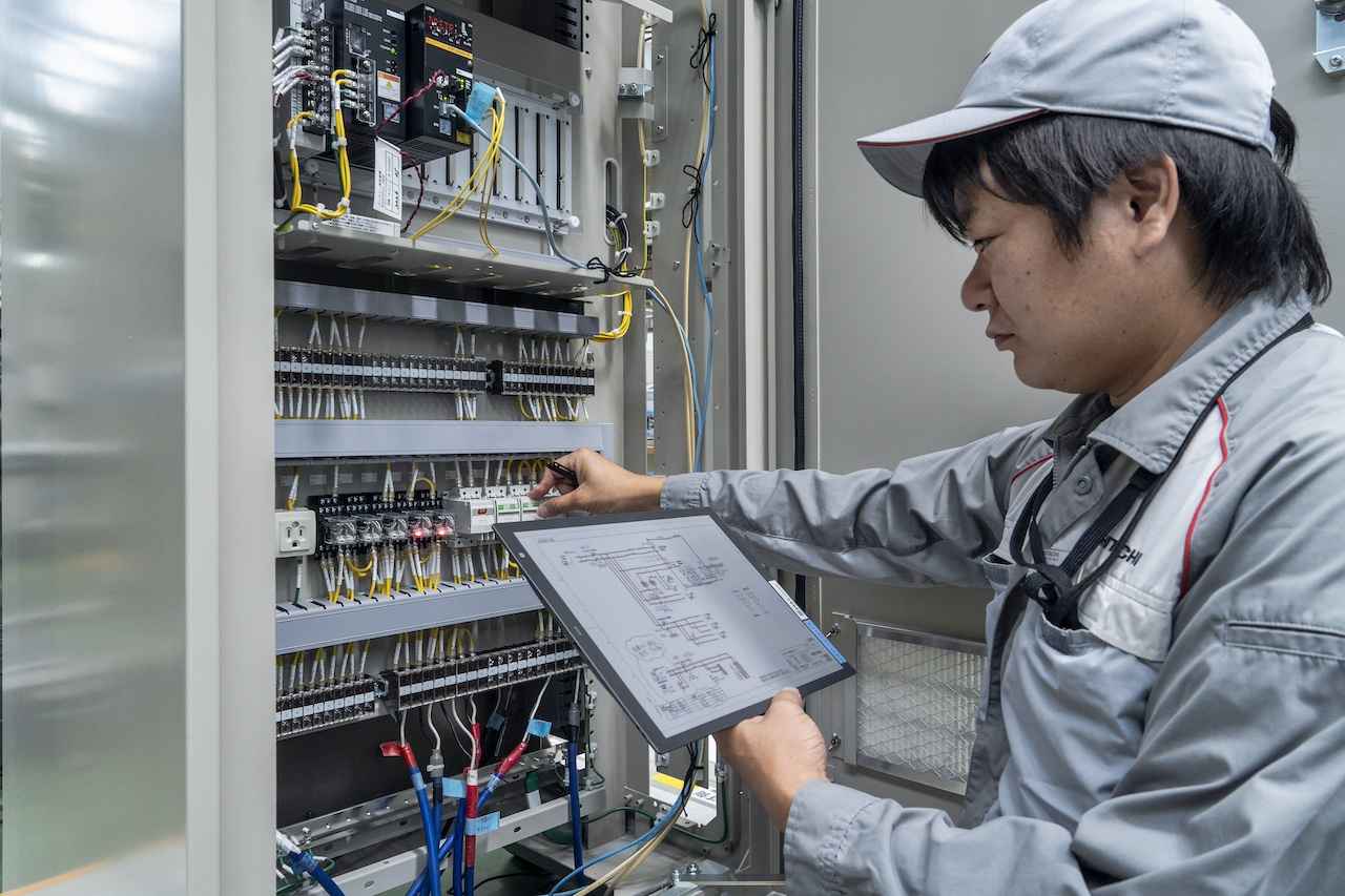画像: 電子ペーパーを用いた検査作業の様子