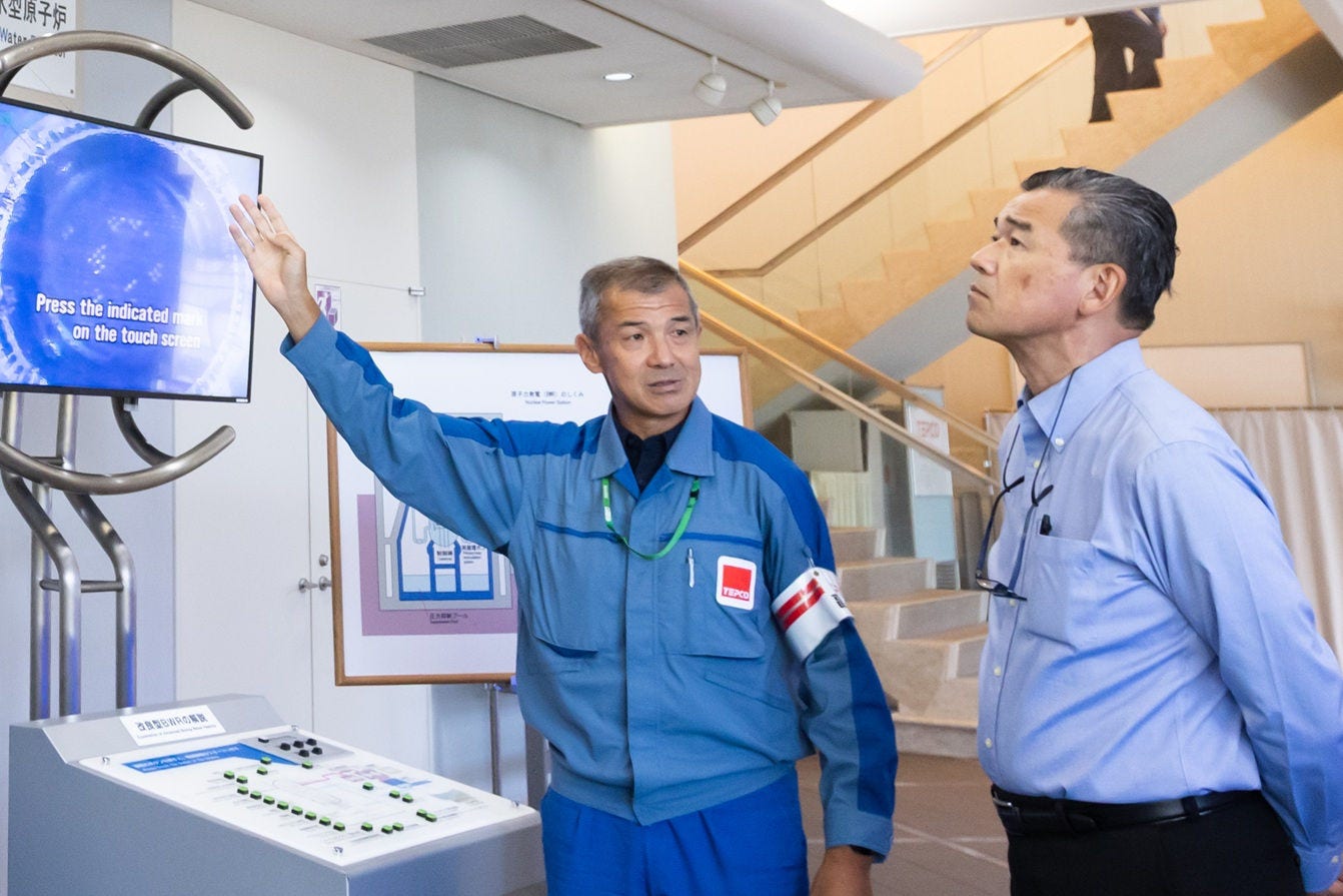 サービスホールで柏崎刈羽原子力発電所の概要を紹介する、東京電力ホールディングス 柏崎刈羽原子力発電所の大東 正樹副所長（左）。