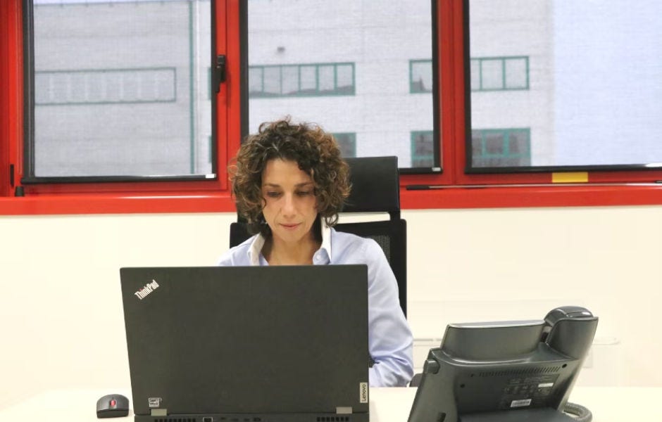 연구 중인 발렌티나 씨