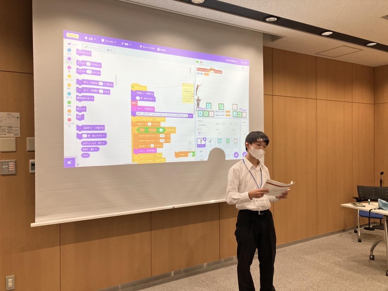 画像4: 生徒によるグループ発表の様子 大勢の前で恥ずかしそうにしながらもしっかりとアイデアを発表！
