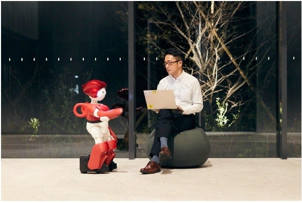 [画像]オフィスの巡回監視業務での残業者への声掛けイメージ