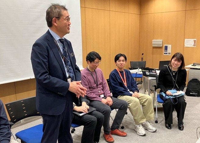 画像2: 生徒からの質問に答える社員の様子