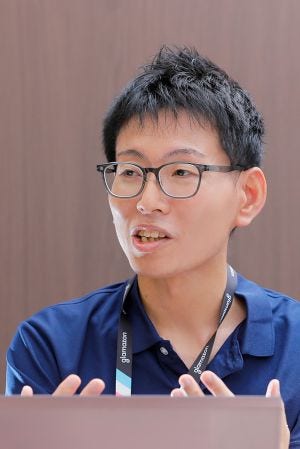 画像: テクノロジースペシャリスト、早川裕志氏（日立製作所 マネージド＆プラットフォームサービス事業部 シニアクラウドアーキテクト）。AWS Ambassadorとして活躍。AWS GameDayなどで数多くの受賞歴を持つ