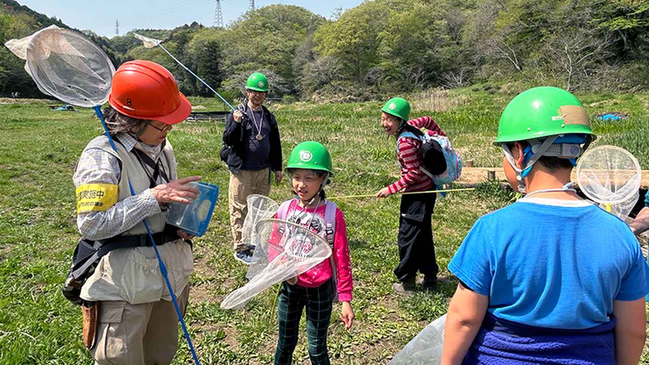 画像: 虫取り網を手に昆虫採集(観察後はリリース)