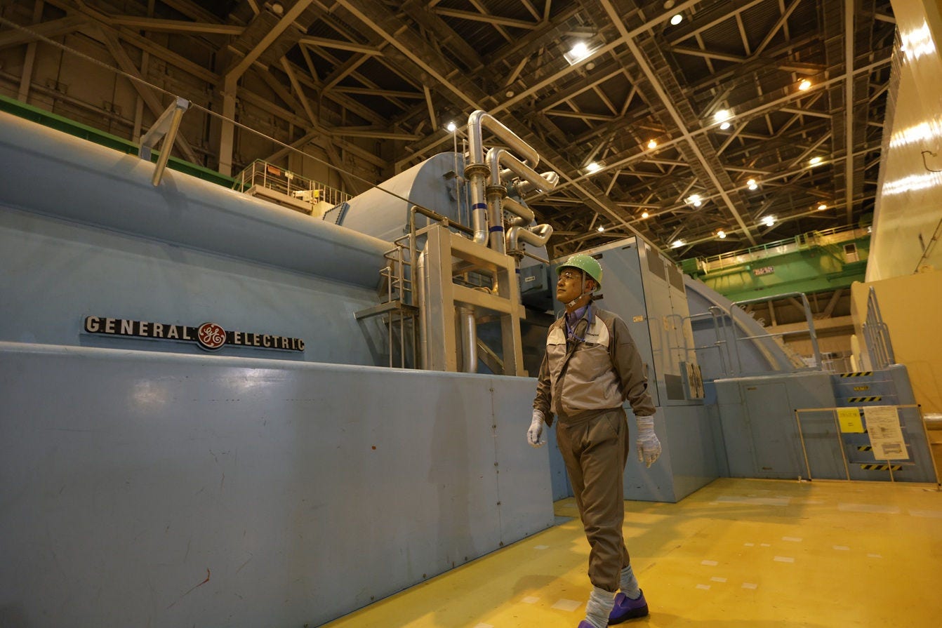 6号機の出力は135万6,000kW（7号機も同出力）、一般家庭45万世帯分に相当する大電力が、ここタービン建屋で生み出されている