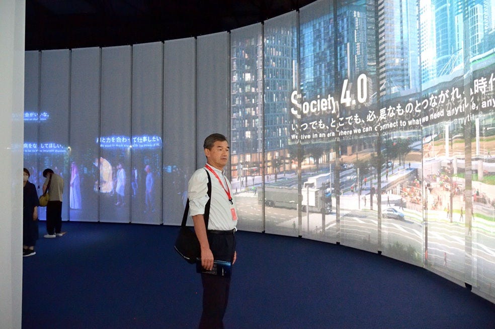 「Mirai Meeting」は、「未来は自分たちで変えられる」をコンセプトとした体験型の共同展示。未来の課題に対する解決策を来場者120人がみずから選択することを通して、未来の都市がどのように変わるのかを体験できる「Mirai Theater（ミライシアター）」と、最大3人の来場者が協力しながらゲーム感覚で社会課題の解決を体験できる「Mirai Arcade（ミライアーケード）」で構成されている。