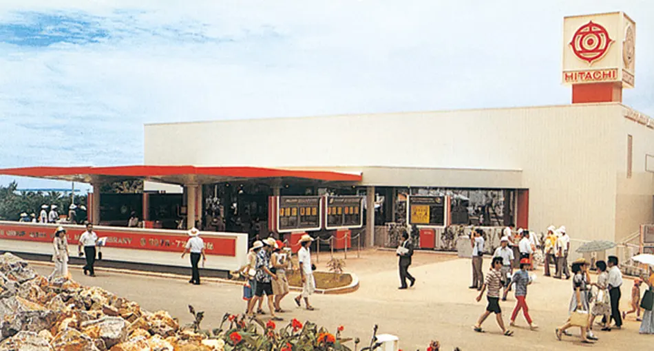 日立グループ海洋図書館。窓からは伊江島が見えた。