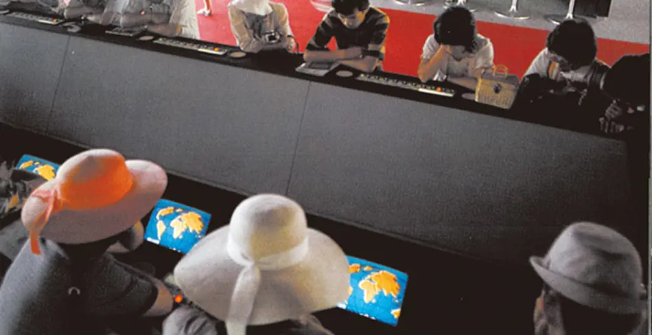 人々は思い思いのコンテンツを楽しんだ