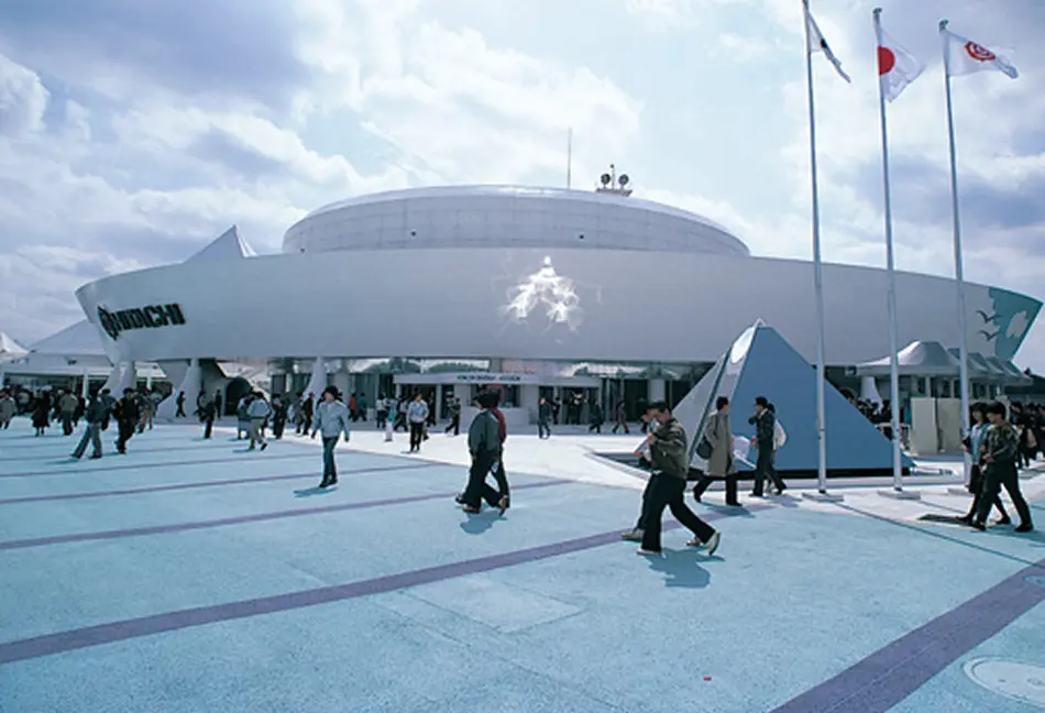 円形回転劇場を備えた円錐型パビリオン