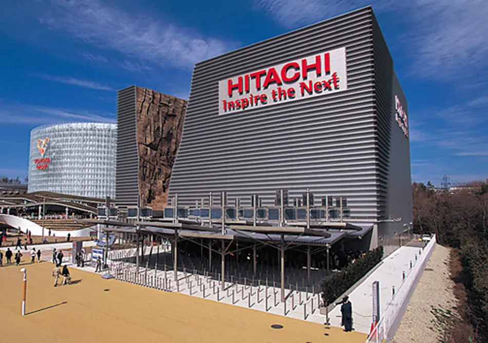 日立グループ館には両面受光太陽電池パネルが設置されていた