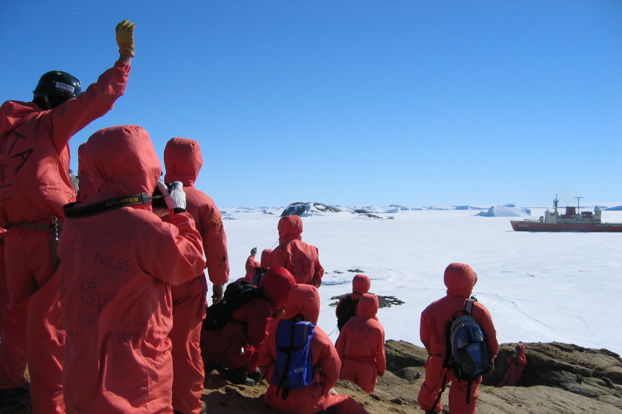 Hitachi and Antarctica: 60 Years at the End of the Earth : Hitachi